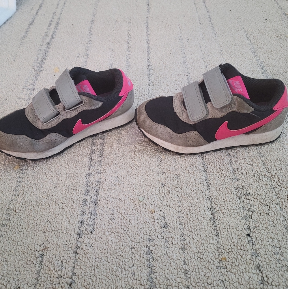 Girls nike shoes 10.5C